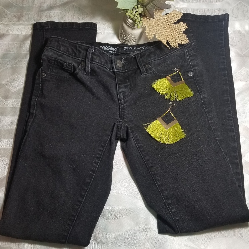 Denim mid- Rise straight Jean.